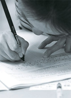 先月１９日、東国（トングク）大学文化館で、ある外国人受験者が韓国語能力試験を受けていた。（写真＝中央フォト）