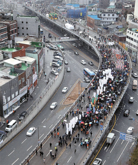 ８日、開通４５年で撤去されることが決まったソウルの阿?（アヒョン）高架道路が市民に開放された。