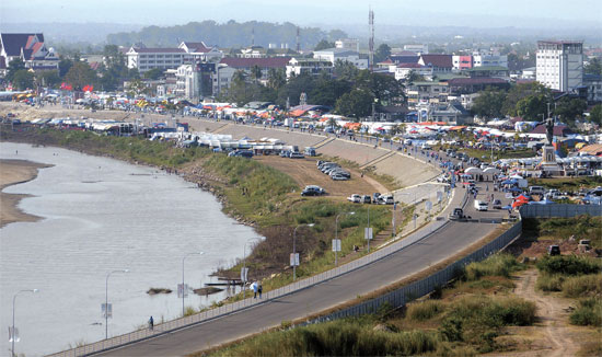 韓国政府の借款で完工したラオス・ビエンチャン付近の堤防。市民が堤防の上を散歩している。［写真＝輸出入銀行］