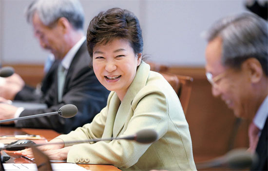 朴槿恵（パク・クネ）大統領が１０日、青瓦台（チョンワデ、大統領府）で開かれた首席秘書官会議で挨拶の言葉を述べている。
