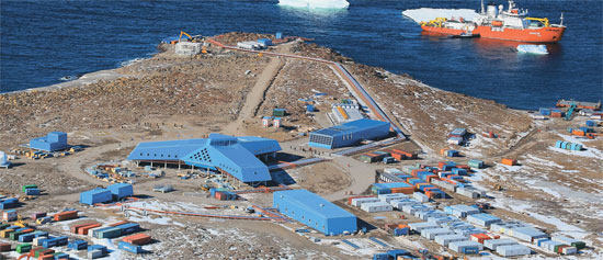 １２日に竣工式が行われた南極張保皐（チャンポゴ）科学基地。世宗基地に続く韓国の２つ目の南極現地科学研究施設。海洋水産部は張保皐基地から１キロ離れたところに長さ１．８キロの滑走路建設を推進している。完工すれば韓国は米国・英国・ロシアなどに続き、南極に滑走路を持つ８番目の国となる。（写真＝海洋水産部）
