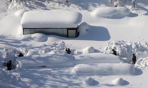 江原道 （カンウォンド）の嶺東（ヨンドン）地域に１メートル前後の大雪が降るなか、江原道束草市（ソクチョシ）近隣のある村で除雪作業が行われている。