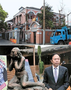 上海の日本軍慰安所「大一沙龍」として使われた建物（上）と袁熙坤氏と彫塑作品「慰安婦」（写真＝中央フォト・中新網）