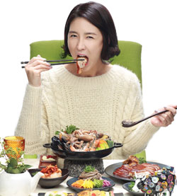 韓国内で初の「１人家族ドラマ」を標ぼうしたｔｖＮの『食事をしましょう』のポスター。３０代の離婚女性（イ・スギョン）らプレミアムシングル族の男女４人の姿を描いている。