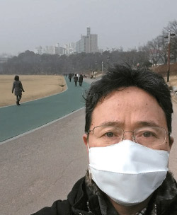 中央日報のカン・チャンス環境専門記者がボラメ公園で黄砂マスクを着用した姿をカメラで撮影した。