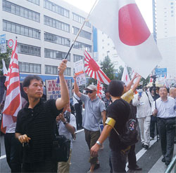 ２０２０年東京夏季オリンピック（五輪）招致が確定した昨年９月８日、東京のコリアンタウンで日本の右翼団体が嫌韓デモをしている。