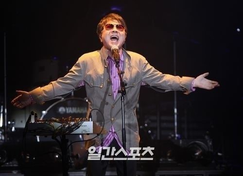 第１１回韓国大衆音楽賞で２冠王となったチョー・ヨンピル。