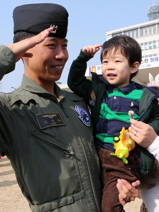 １１日、釜山海軍作戦司令部で清海部隊第１４陣の崔瑩艦の帰国歓迎式が開かれた。パク・ミンス大尉（３２）が息子と再会している。