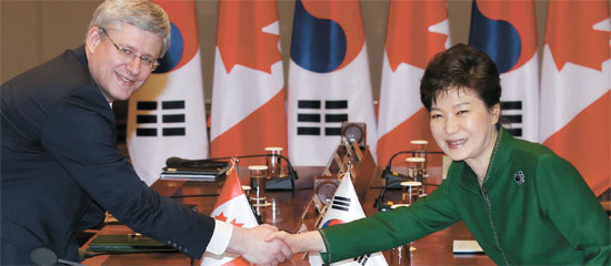 朴槿恵大統領とハーパー首相が１１日、青瓦台で首脳会談を開き、韓国とカナダの自由貿易協定（ＦＴＡ）締結に合意した。交渉開始から８年８カ月ぶりだ。（写真＝青瓦台写真記者団］