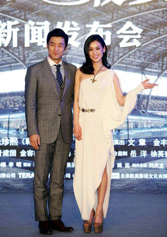 俳優のチ・ジニ（左）と中国女優ホアン・シェンイー