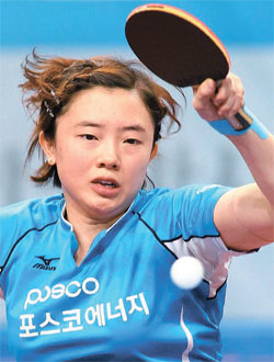 田志希（チョン・ジヒ）が昨年１２月３０日、釜山で行われた総合卓球選手権女子部個人戦シングルス決勝で、ソク・ハジョン（大韓航空）と対戦している。田志希はセットスコア０－４で敗れ、準優勝した。（写真＝月刊卓球）