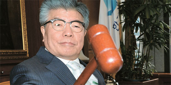 韓銀の金仲秀総裁が１３日、最後に開かれた金融通貨委員会で議事棒をたたいている。