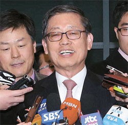 金滉植元首相が１４日、米国から帰国した。１６日にはソウル市長選出馬を公式宣言する予定だ。