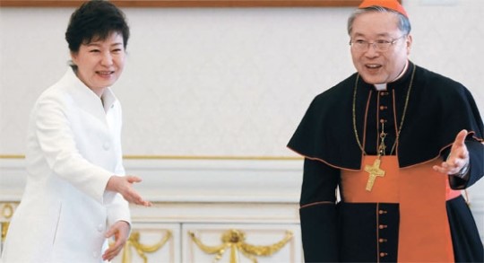 朴槿恵大統領（左）と廉洙政（ヨム・スジョン）枢機卿（右）