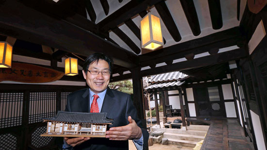 Ｋｏｚａｚａのチョ・サング代表がソウル嘉会洞（カフェドン）の韓屋村（ハノクマウル）で韓国式家屋について説明している。彼は「韓国式家屋こそ韓国の文化と歴史を最もよく伝えられる真の韓流」と話した。