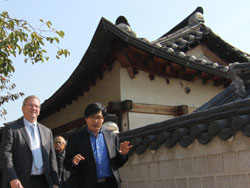 昨年１０月、グーグルのリック・シュミット会長がチョ・サング代表とともにソウル北村（プクチョン）の韓国式家屋村一帯を歩いた。