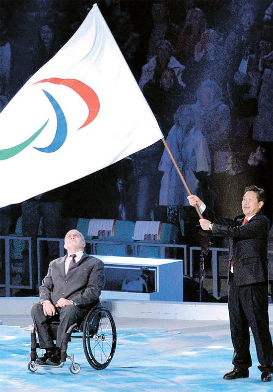 １７日、ロシア・ソチでソチ冬季パラリンピック閉会式が行われ、李錫来（イ・ソクレ）平昌郡長に大会旗が手渡された。（写真＝写真共同取材団）