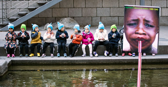 ３月２２日の世界水の日にあたり、緑の傘子供財団がソウル清渓川（チョンゲチョン）に大型ストローのオブジェを設置した。