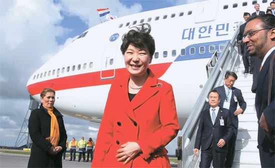 朴大統領がオランダ・ハーグで開かれる核安全保障サミットに出席するため、２３日、アムステルダム・スキポール空港に到着した。朴大統領は最初の日程で中国の習近平国家主席と首脳会談をした。２５日にはオバマ大統領、安倍首相と韓日米首脳会談を行う。