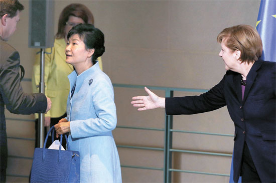２６日（現地時間）、ベルリンで行われた韓独共同記者会見の後、退場しようとする朴大統領をメルケル独首相が呼び止めている。