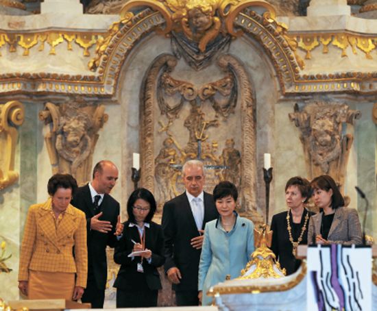 ２７日午後（現地時間）、ドイツ・ドレスデンを訪問した朴槿恵大統領が第２次世界大戦の時破壊されドイツ統一後に復元された聖母教会（Ｆｒａｕｅｎｋｉｒｃｈｅ）の内部を眺めている。１９８９年にヘルムート・コール西ドイツ首相がここで統一意志と構想を初めて提示して以来、ドイツ統一の象徴になった。［ドレスデン＝ビョン・ソング記者］