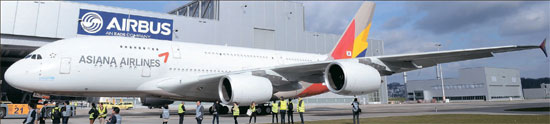 ２６日（現地時間）、独ハンブルクのエアバス工場で塗装を終えたアシアナ航空Ａ３８０の１号機が公開された。この飛行機は６月１３日に初めて飛行をする予定。（写真＝空港写真記者団）