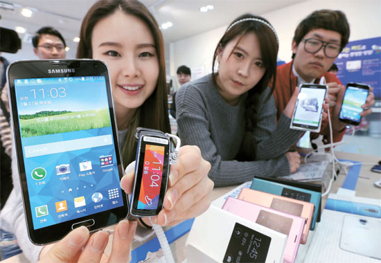 サムスン電子の新しいスマートフォン「ギャラクシーＳ５」が当初の予定より半月早い２７日、ＳＫテレコム、ＫＴ、ＬＧユープラスを通じて発売された。（写真＝ＳＫテレコム）