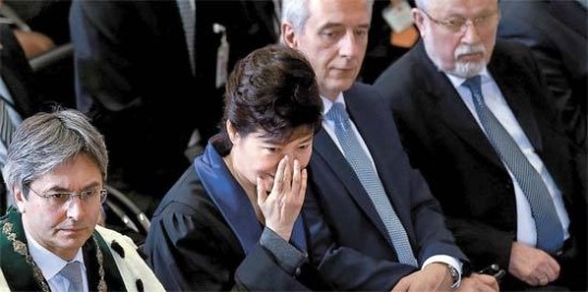 涙を流す朴槿恵（パク・クネ）大統領