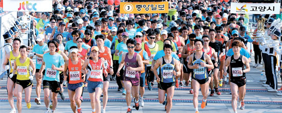 「２０１４高陽平和統一マラソン大会」が３０日午前、京畿道高陽市第２自由路とＫＩＮＴＥＸ野外展示場一帯で行われた。家族単位の参加者を含む５４００人の市民がハーフコース、１０キロコース、５キロコースを走った。