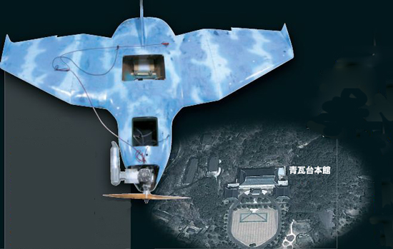 京畿道坡州市奉日川の野原で見つかった無人航空機を再現したもの（左）と青瓦台本館俯瞰図。