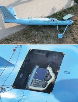 （上）ペクリョン島墜落無人機＝先月３１日午後４時ごろ、ペクリョン島に墜落した無人航空機。長さ２メートルほどで、小型カメラがついていた。（下）カメラのクッションで保護＝京畿道坡州で発見された無人機の内部にクッションで保護したキヤノン５５０Ｄカメラが搭載されている。（写真＝国防部）