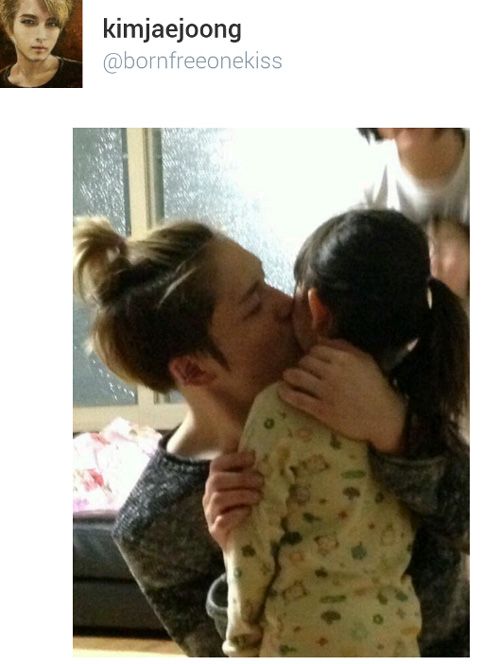 ＪＹＪキム・ジェジュンはエイプリルフールの日、ツイッターに「３年以内に結婚する」というつぶやきとともに女の子の頬にキスをする写真をアップしてファンをドキッとさせた。（写真＝ＪＹＪキム・ジェジュンのツイッター）