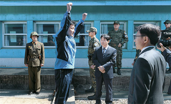 ６日、北朝鮮船員が軍事境界線上で「万歳」を叫んでいる。（写真＝韓国統一部）