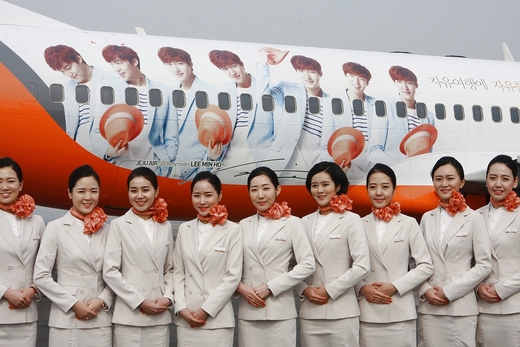 済州航空は８日、自社モデルの俳優イ・ミンホが描かれたラッピング機を公開した。（写真＝済州航空）