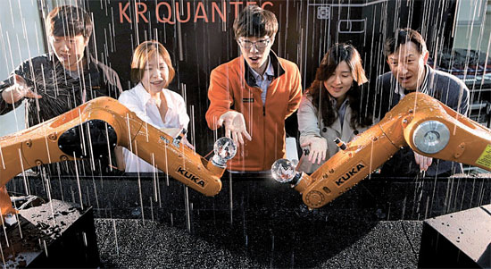 ９日、京畿道一山ＫＩＮＴＥＸで開催されたソウル工作機械展示会で、クカロボティクスコリアが多関節防水ロボットを公開した。（写真＝クカロボティクスコリア）