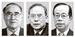 「韓日中３０人会」に出席する（左から）李洪九（イ・ホング）韓国元首相、曽培炎・中国元副首相、福田康夫・日本元首相。