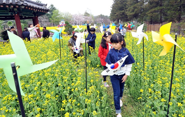 大田市儒城区の国立大田顕忠院の生花公園を訪れた小学生が菜の花畑を散策している。