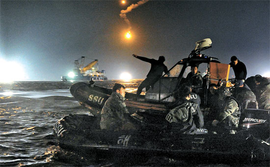 ２１日未明、全羅南道珍島郡（チンドグン）セウォル号沈没現場で夜間の行方不明者捜索救助作戦を行っているダイバーたち。（写真提供＝韓国海軍）