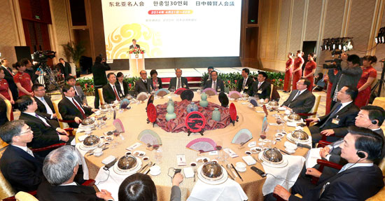 中国・新華社の李従軍社長が２１日、中国揚州のシャングリラホテルで開かれた第９回韓日中３０人会の歓迎晩餐会で歓迎の挨拶をしている。