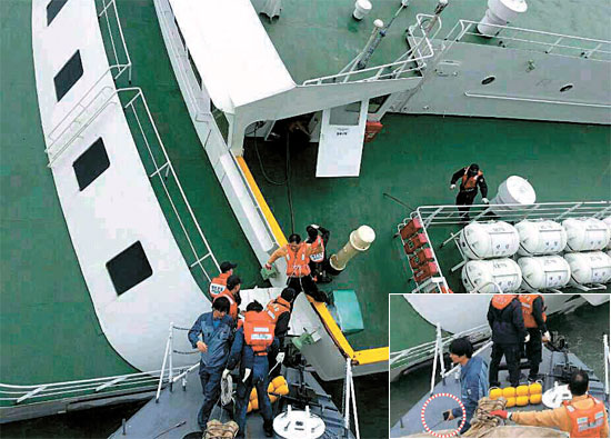 １６日午前、セウォル号から船員が木浦（モクポ）海洋警察所属の警備艇（１００トン級）により救助される様子。小さい写真の赤丸部分は無線機。（写真提供＝韓国海洋警察）