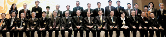 韓日中賢人会議第９回会議が開かれた２２日、中国・揚州のシャングリラホテルで参加者らが記念撮影をした。