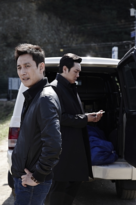 映画『最後まで行く』に出演している俳優イ・ソンギュン（左）とチョ・ジヌン。