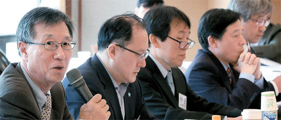 張達重ソウル大名誉教授（左）は韓半島フォーラム第１会議で、ドレスデン宣言は現政権の最初の実質的な対北朝鮮宣言だと評価した。