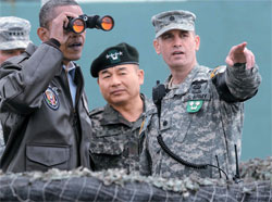 ２０１２年３月に訪韓したオバマ大統領が板門店（パンムンジョム）共同警備区域を訪問し、望遠鏡で北朝鮮側を眺めている。（写真＝中央フォト）