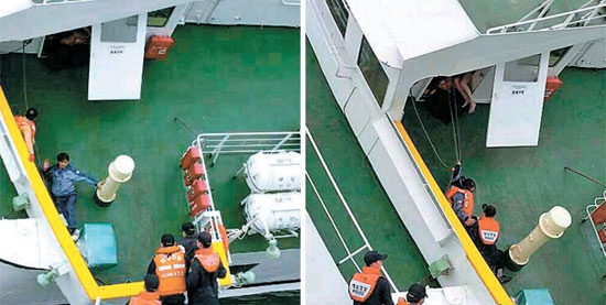 今月１６日、旅客船セウォル号沈没事故同時、操縦室から機関部船員の服装をした男性（左）と女性（右）が脱出している。（写真提供＝韓国海洋警察）