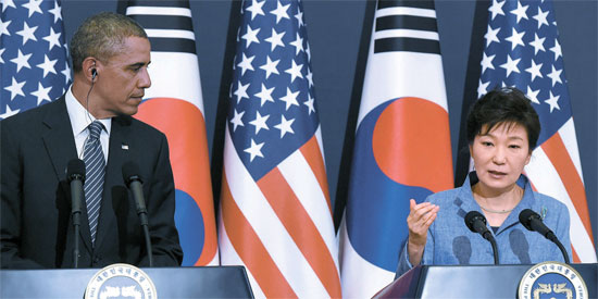 朴大統領とオバマ大統領が２５日午後、青瓦台で開かれた韓米首脳会談を終えた後、共同記者会見を行っている。（写真＝青瓦台写真記者団）