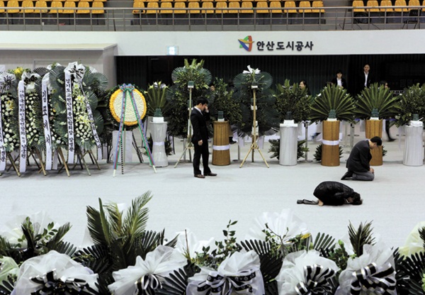 ２６日午前、京畿道安山」オリンピック記念館室内体育館に訪れた弔問客。