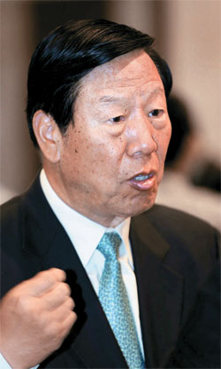 元中国人民銀行長である戴相龍は「韓日中の輸出入代金だけでも米国ドルではないウォン・円・元で決済してみよう」と提案した。写真は今月２２日、中国楊州のシャングリラホテルで開かれた韓日中３０人会に参加した戴相龍。