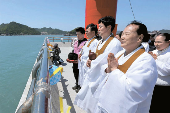 セウォル号沈没事故２２日目の７日午後、円仏教の教務と信徒が珍島彭木港で、犠牲者のための薦度斎（供養法事）を行っている。