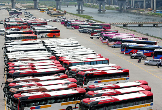 ７日昼、ソウル・蚕室の駐車場に数十台の貸切バスが駐車されている。例年なら修学旅行生や団体観光客を乗せ旅行地を走り回っているバスだ。